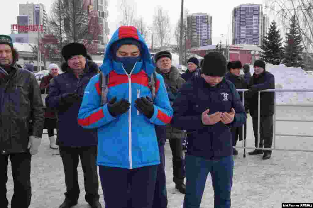 Татар тілін қолдау жиынына келгендердің бір тобы.&nbsp;