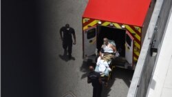 COVID-19 жұқтырған адамды жедел жәрдем көлігінен түсіріп жатыр. Хьюстон, Техас, АҚШ. 28 маусым 2020 жыл.
