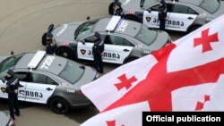 Вопрос о социальной помощи семьям погибших полицейских вызвал полемику между представителями власти и оппозицией. Оппоненты советуют правительству обратить внимание на социальное положение полицейских и при жизни