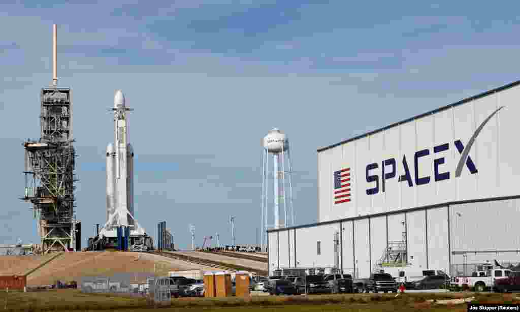 Кеннеди ғарыш орталығының 39A старт алаңына қойылған Falcon Heavy зымыран тасығышының ұшар алдындағы көрінісі.&nbsp;