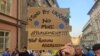 Manifestație de susținere a Ucrainei în fața Ambasada SUA din Praga, pe 13 august 2025, înaintea summitului Trump-Putin din Alaska.
