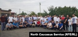 Группа сельчан асфальтировала дороги и проложила мост в селе Гоксу Кизилюртовского района Дагестана