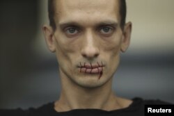 Акцыя Пятра Паўленскага ў падтрыму зьняволеных удзельніц гурту Pussy Riot, 2012 год