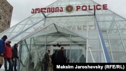 Адвокат Георгий Мдинарадзе был доставлен в госпиталь из полицейского отделения одного из центральных районов Тбилиси, куда он явился в качестве защитника задержанного несовершеннолетнего
