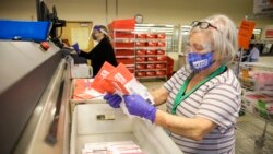 Сотрудники избирательных органов ведут подсчет бюллетеней после выборов в США.