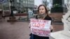 Анастасия Зотова с пикетом в поддержку Ильдара Дадина