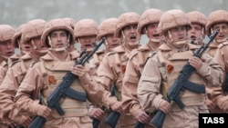 Российские солдаты на базе Хмеймим проводят репетицию военного парада, посвященного Дню Победы 