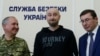 Аркадий Бабченко (ортада) Киевтегі баспасөз мәслихатында тұр. 30 мамыр 2018 жыл. 