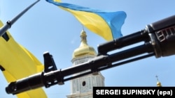 На початку повномасштабного вторгнення Росії 2022 року цивільні в Україні отримували вогнепальну зброю. Згодом, втім, місцева влада закликала громадян повернути зброю