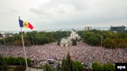 Дзясяткі тысяч мітынгоўцаў у Кішынёве, 6 верасьня 2015 году