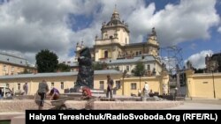 Падрыхтоўка да адкрыцьця помніка Шаптыцкаму ля сабору Сьвятога Юра ў Львове.