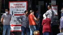Дәріхана сыртында кезекте тұрған адамдар. Алматы, 8 шілде 2020 жыл.