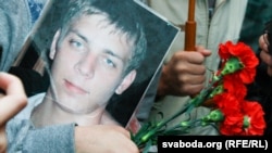 Падчас хвіліны маўчаньня на акцыі памяці Пцічкіна