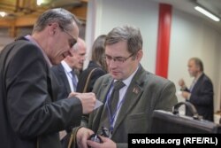 Валер Барадзеня (у цэнтры), архіўнае фота