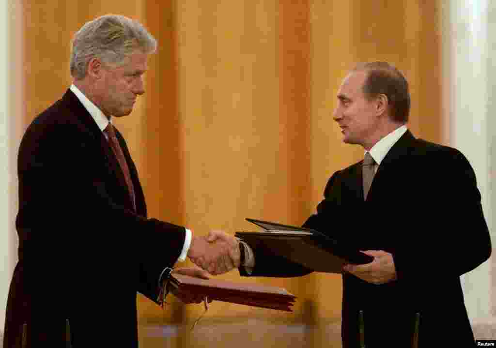Рускиот претседател Владимир Путин (десно) и американскиот претседател Бил Клинтон разменуваат договори за формирање заеднички центар за предупредување за споделување информации за лансирање ракети, откако беа потпишани во Москва на 4 јуни 2000 година.