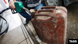 В Крыму во время топливного кризиса официально запрещено продавать бензин в канистры, но люди все равно делают запасы