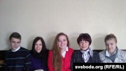 Людміла Мірзаянава Мірзаянава разам з аднакурсьнікамі сына Фёдара ў залі суду, травень 2011