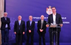 სერბეთის პრეზიდენტი ალექსანდარ ვუჩიჩი ბელგრადში ჟურნალისტებთან ერთად განიხილავს კორონავირუსის წინააღმდეგ ბრძოლის საკითხებს.