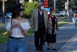 Алматы көшесінде жүрген адамдар. Көрнекі сурет.