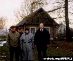 Алесь Чахольскі, Сяргей Папкоў і Юрась Беленькі разам з Ганнай Яўхімаўнай Пазьняк ля яе роднай хаты. Суботнікі, 2002 г.