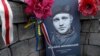 Партрэт Міхася Жызьнеўскага падчас ушанаваньня «Герояў Нябеснай сотні» у Кіеве