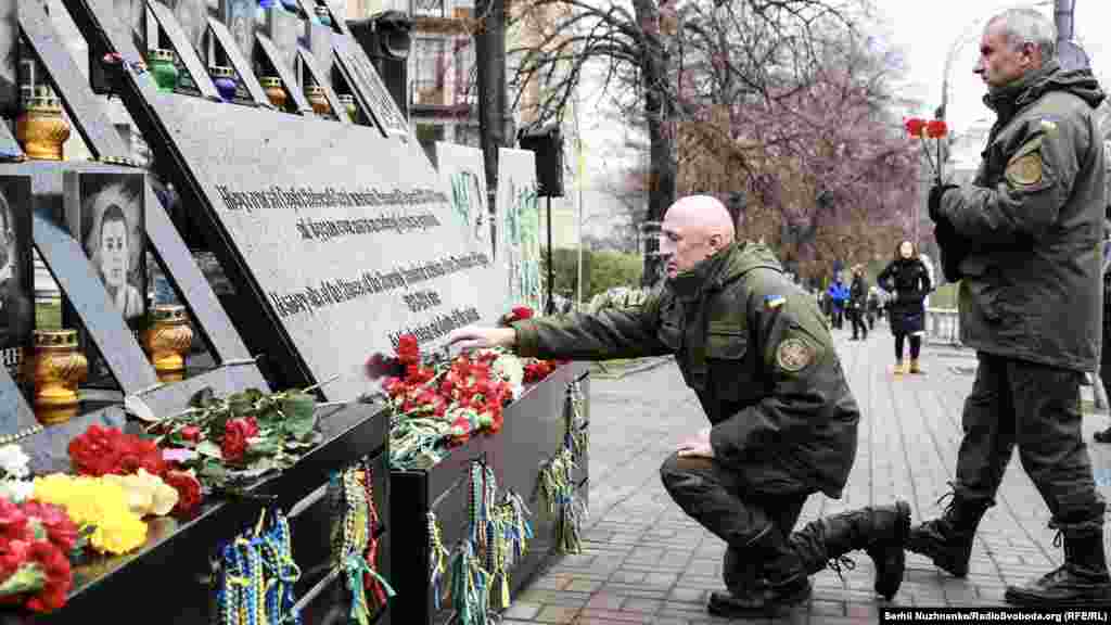 &quot;Небесная сотня&quot; қаһармандары құрметіне қойылған ескерткіште &quot;Біз бәрін де көріп тұрмыз. Небесная сотня&quot; деген жазу бар.