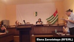 Судья Кама Аристава приняла от каждой стороны представленные документы и объявила перерыв до пятницы