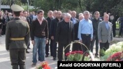 Оба погибших при выполнении боевого задания в селе Реп Галского района офицера награждены посмертно государственными наградами. В эти дни все граждане Абхазии разделяют горечь и боль утраты с родными и близкими бойцов, отдавших свои жизни борьбе с бандитизмом
