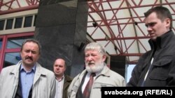 Генадзь Фядыніч, Юры Хадыка, Дзяніс Садоўскі на ганку гатэля «Арбіта»