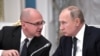 Заместитель главы президентской администрации Сергей Кириенко совещается с президентом РФ Владимиром Путиным
