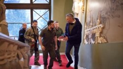 Президент Украины Владимир Зеленский (слева) и канцлер Австрии Карл Нехаммер (справа) перед началом переговоров в Киеве. 9 апреля 2022 года