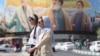 دو زن جوان در حال عبور از خیابانی در تهران