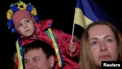 Locuitori din Herson sărbătorind în stradă plecarea trupelor rusești