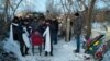 Башқұртстанның Ишимбай кентінде әкімдік алдында өз-өзін өртеген Дмитрий Рудовты жерлеу рәсімінде тұрған адамдар.