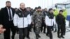 Шешенстан басшысы Рамзан Қадыров (ортада) пен Ресейдің Солтүстік Кавказ істері жөніндегі министрі Лев Кузнецов (сол жақтан екінші) Ведучидегі шаңғы курортының ашылуы кезінде. 26 қаңтар 2018 жыл
