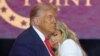 Kirkova supruga Erika u zagrljaju Donalda Trumpa na komemoraciji u Glendaleu