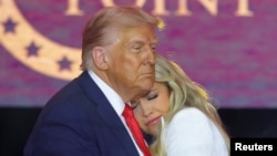 Kirkova supruga Erika u zagrljaju Donalda Trumpa na komemoraciji u Glendaleu