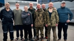 Владимир Миколаенко (четвертый справа) и другие освобожденные из российского плена 24 августа 2025 года