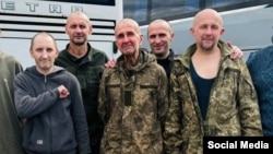 Fostul primar al Hersonului, Volodimir Mikolaienko (centru) și alți prizonieri de război ucraineni, după eliberarea din captivitate, pe 24 august 2025.
