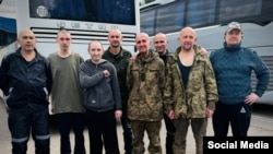 Украінскія вайскоўцы і цывільныя, вызваленыя з расейскага палону 24 жніўня 2024 году. ІЛюстрацыйнае фота