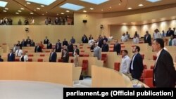 На основании официальных данных, установлено, что из 150 депутатов грузинского парламента 51 владеет долями в бизнесе