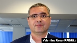Conform acuzațiilor, Usatîi ar fi coordonat transferul a 175 de miliarde de ruble din băncile rusești către conturi din cadrul Moldindconbank.