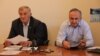 Юрий Ардзинба и адвокат Омиани Логуа предъявили журналистам пакет с поддельными печатями и штампами, которые были изъяты из сейфа Павла Лещука после его спешного отъезда