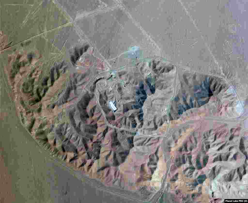 Imagini din satelit, din 19 și apoi din 22 iunie, surprind cum s-a schimbat culoarea muntelui Fordo, în zona unde se află uzina de îmbogățire a uraniului, după bombardamentele americane.
