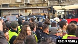 Студенти во блокада пред влезот на РТС, Белград, 16 април 2025 година