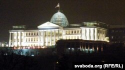 «Постыдная кампания по выселению президента Грузии из президентской резиденции завершится», пишет газета «Резонанси»