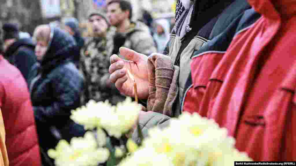 Қақтығыс болғанға дейін Украинаның Еуропа Одағымен ассоциациясы туралы келісімге қол қоюға дайындықты тоқтатқан Николай Азаров басқаратын үкімет пен президент Виктор Януковичтің шешіміне наразы мыңдаған тұрғын Киевтің орталығына бейбіт шеруге шыққан еді.&nbsp;