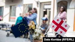 Опрос NDI подтвердил тенденции последних лет: подавляющее большинство опрошенных ­– 80% – за интеграцию Грузии в европейские структуры.