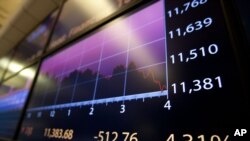 Электронное табло отображает торговую активность на нью-йоркской бирже