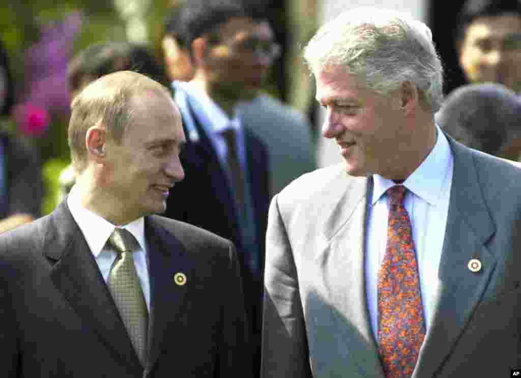 Клинтон со Путин за време на церемонијата на садење дрвја во Банкокушинрокан, или „Мост кон светот“, пред состанокот на Г8 во Наго, Окинава, Јапонија, во јули 2000 година.